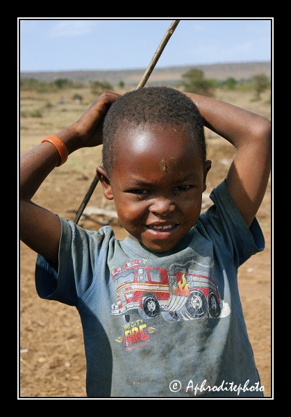 Un jeune enfant souriant